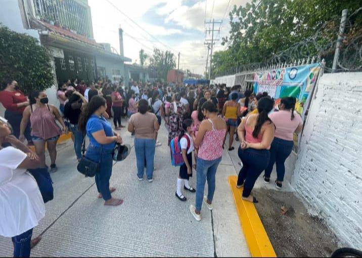 Protestan padres de familia en primaria, en Mazatlán, porque les quieren quitar aula acondicionada por ellos