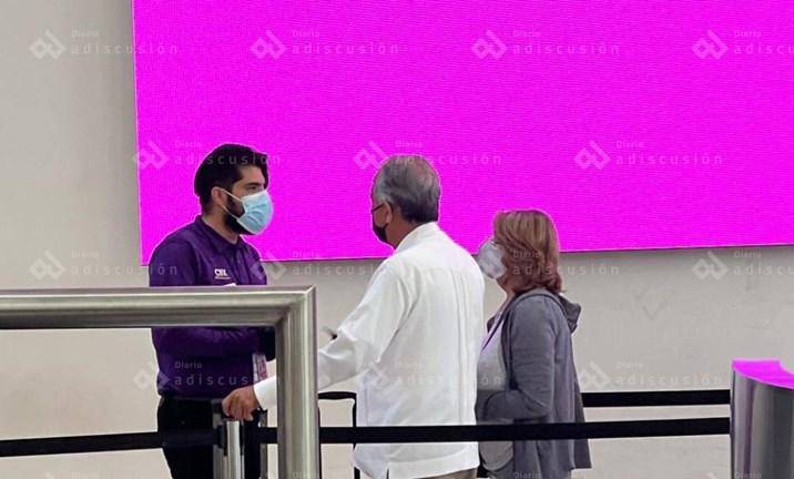 El portal de noticias A discusión difundió la imagen que capta al Alcalde de Culiacán con licencia, Jesús Estrada Ferreiro, antes de abordar en el aeropuerto.