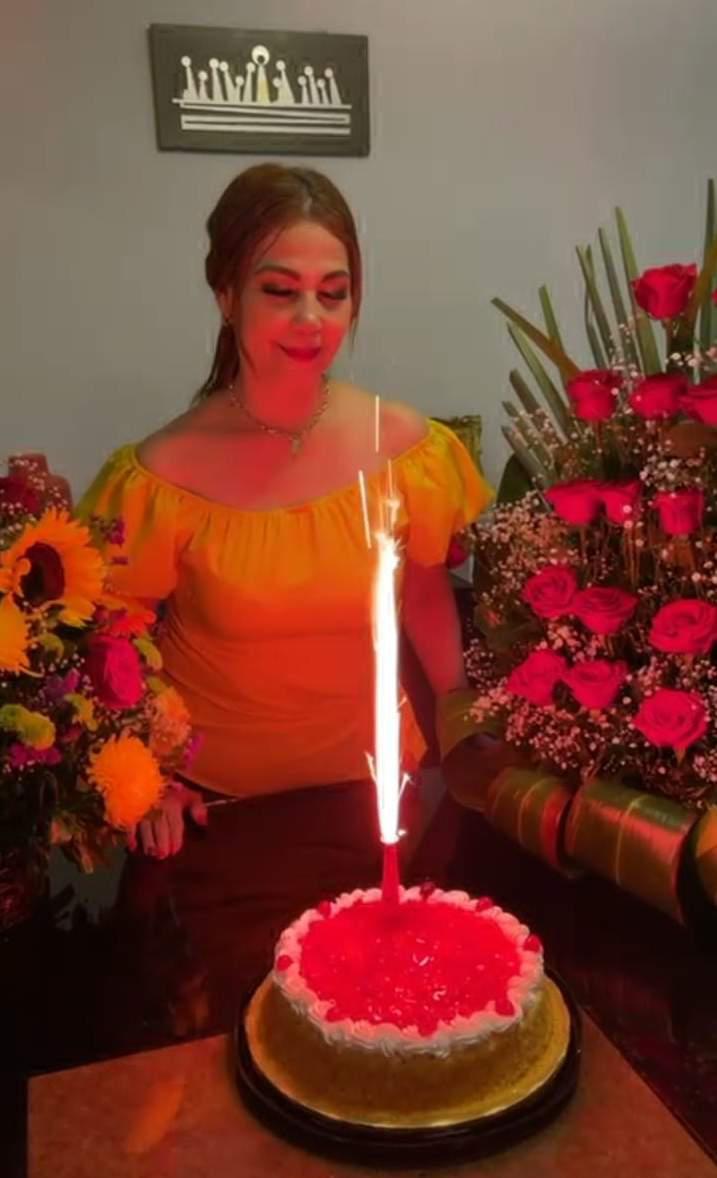 $!La cumpleañera, al momento de apagar la vela de su pastel y pedir un deseo.