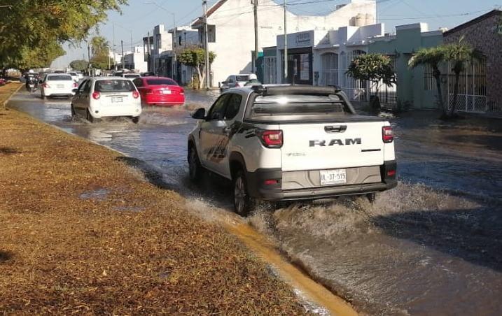 $!Se registra mega fuga de agua potable en Chulavista, al norte de Mazatlán