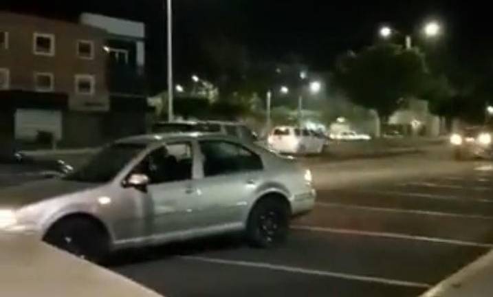 El enfrentamiento a balazos entre civiles y policías municipales se registró la noche del lunes cerca de la Plaza La Punta, en Celaya, Guanajuato.