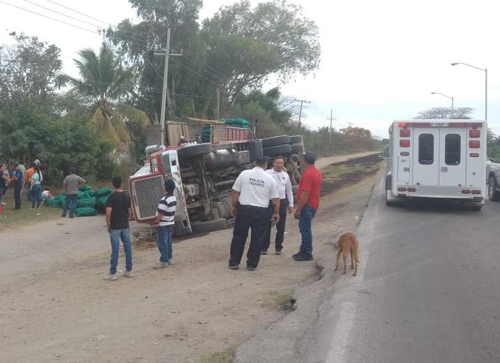 $!Torton cargado de chiles vuelca en la carretera Villa Unión-Walamo