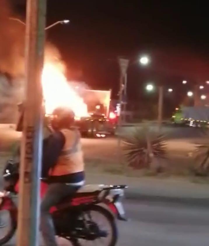 $!ALERTA | Enfrentamientos armados, bloqueos de avenidas e incendio de autos se registran de Culiacán