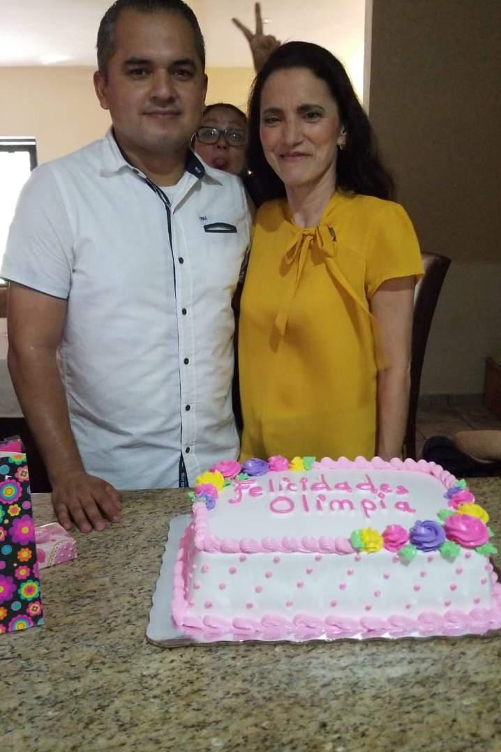 $!Manuel Hernández junto a su tía, Olimpia Portillo.