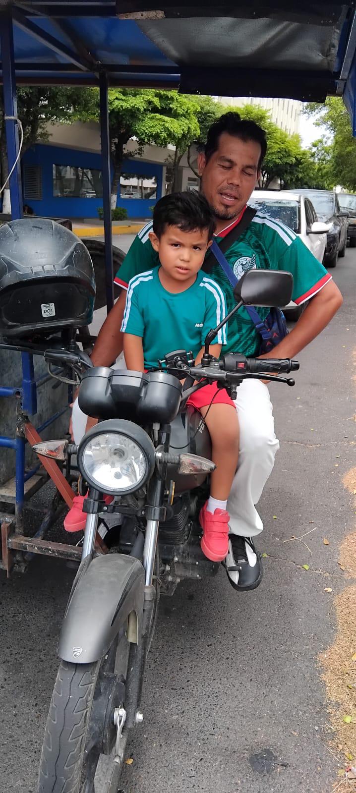 $!Mientras México ganaba, Juan y su pequeño aficionado corrían para alcanzar el resto del partido