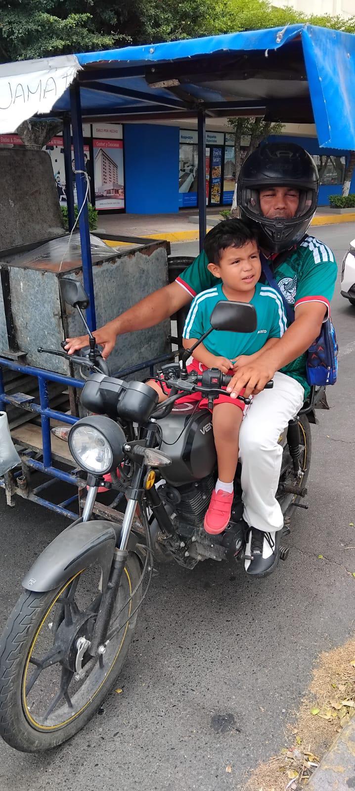 $!Mientras México ganaba, Juan y su pequeño aficionado corrían para alcanzar el resto del partido