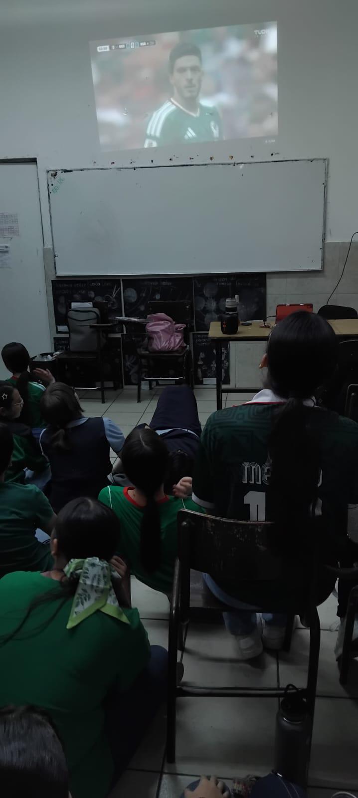 $!Estudiantes siguen partido inaugural desde secundaria de Culiacán