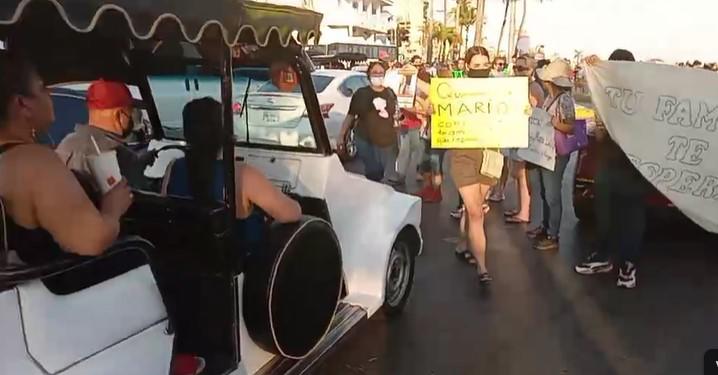 $!Protestan y bloquean Zona Dorada por desaparición de joven Mario Eduardo, en Mazatlán; ni la Fiscal ni el Alcalde los atienden