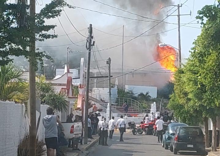 Fuga de gas genera explosión en restaurante del Cerro del Vigía; tras el llamado, ambulancia se impacta contra taxi