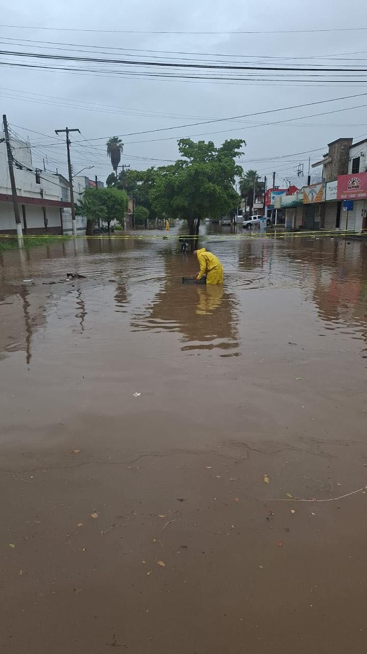 $!Lluvias por remanentes de ‘Raymond’ activan operativo de emergencia en Ahome