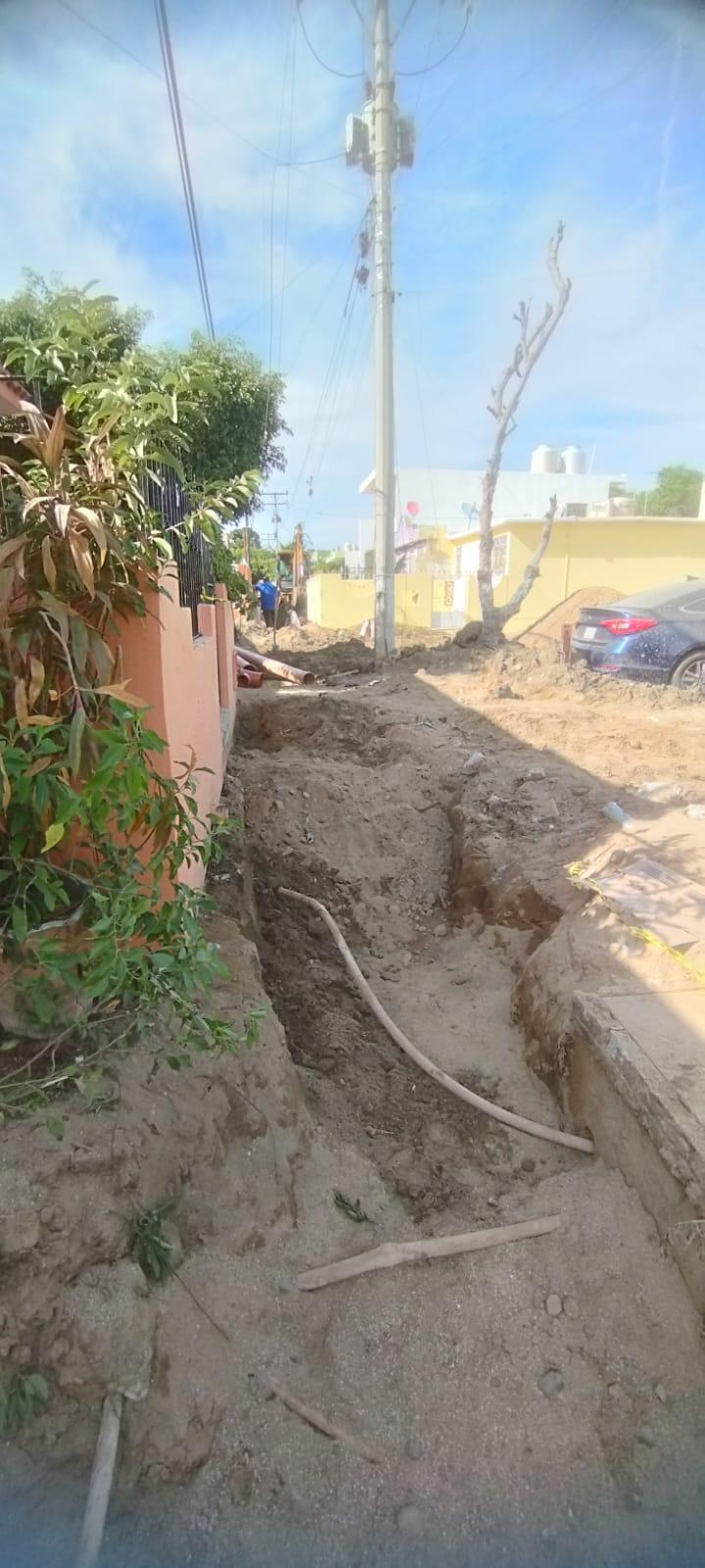 $!Tras denuncia de vecinos, Jumapam trabaja en sustitución de drenaje colapsado en el Infonavit Jabalíes