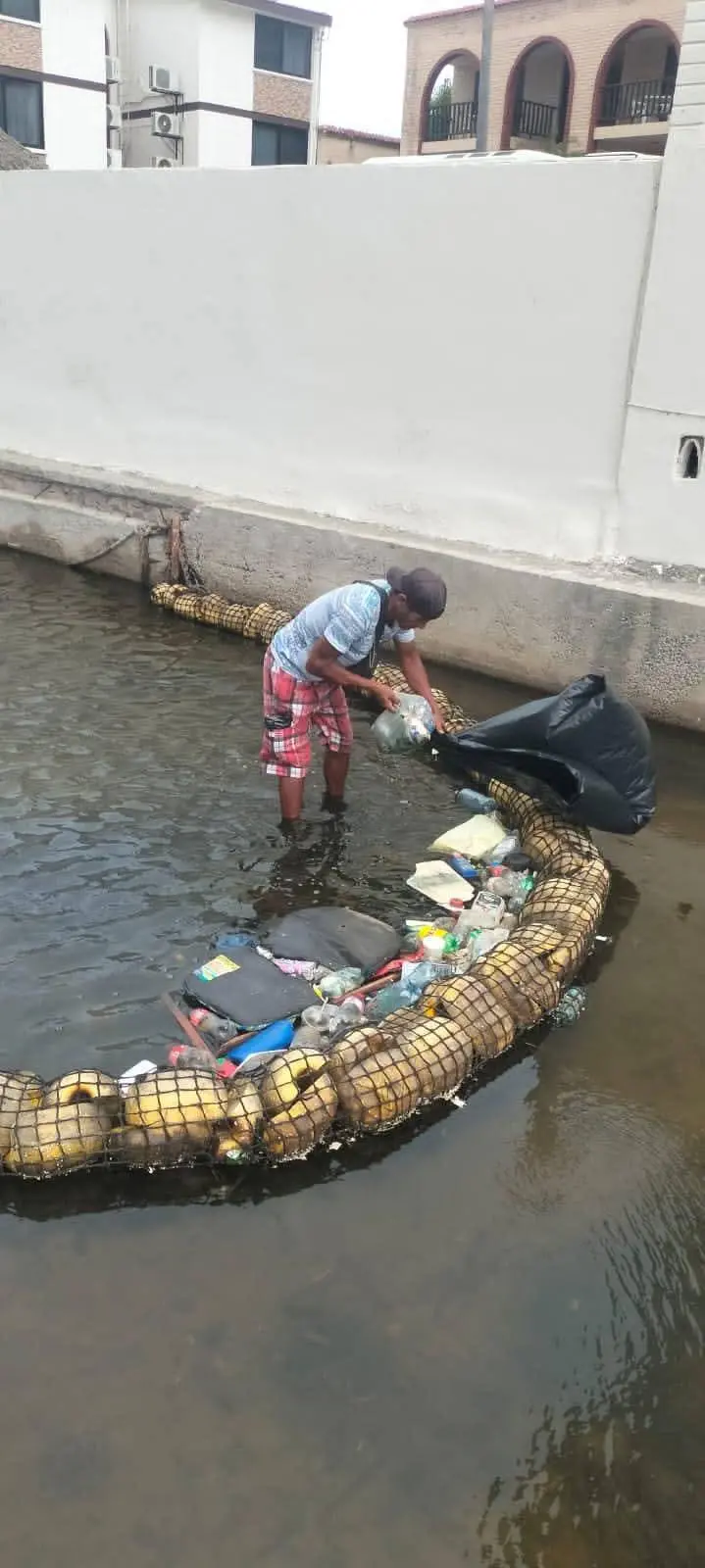 $!Marejadas arrastran quemadores, troncos y basura a las playas de Mazatlán