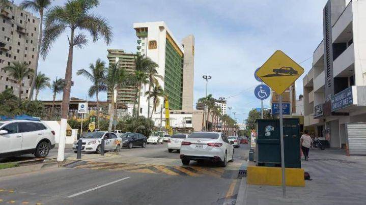 Paso peatonal elevado que se ubica en la avenida Camarón Sábalo.