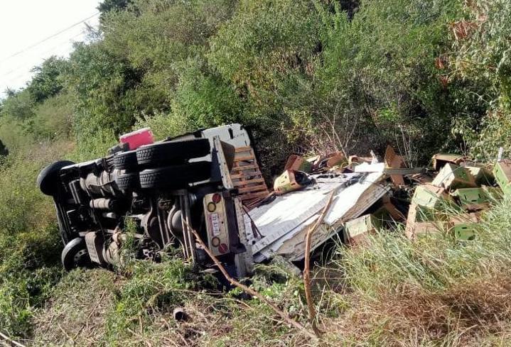 $!Vuelca tráiler cargado de pepinos en la Libre Mazatlán-Culiacán