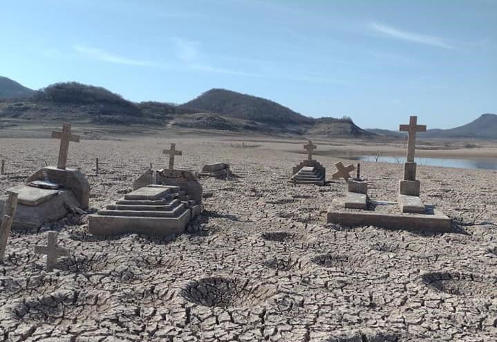 Ante sequía, emerge panteón en el lecho de la presa de Bacurato