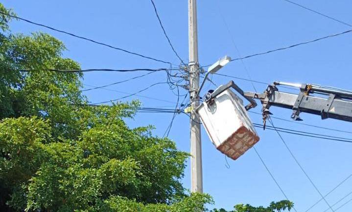 Las autoridades mantienen guardias activas para reparar las fallas eléctricas generadas por las lluvias recientes.