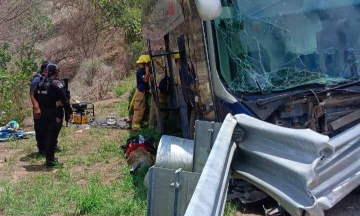 Bomberos rescataron a dos pasajeros atrapados tras el choque del autobús en la Durango-Mazatlán.