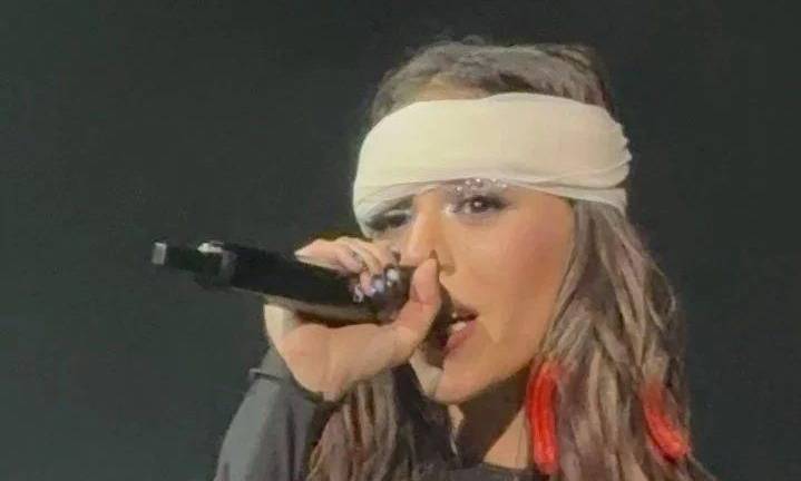 Danna Paola sufre accidente en pleno concierto; termina con cabeza vendada