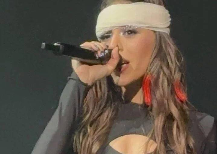 Danna Paola sufre accidente en pleno concierto; termina con cabeza vendada