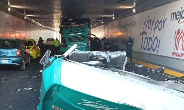 Autobús de pasajeros se queda atorado en Viaducto de la CDMX; hay 16 heridos