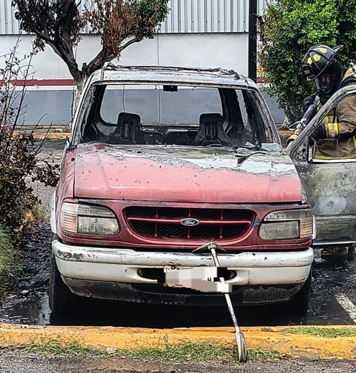 $!Camioneta se incendia por falla eléctrica en Mazatlán; es el segundo caso en la misma zona