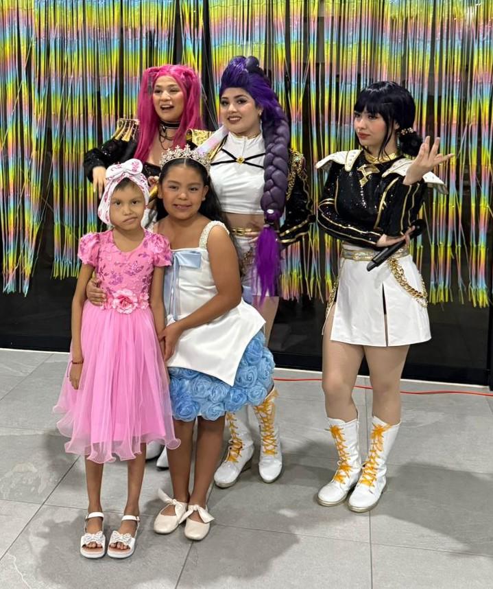 $!Leilany Alesandra cumple su sueño de conocer a Ángela Salazar, en un encuentro lleno de sonrisas y cariño, aquí junto a Las Guerreras del K-pop.