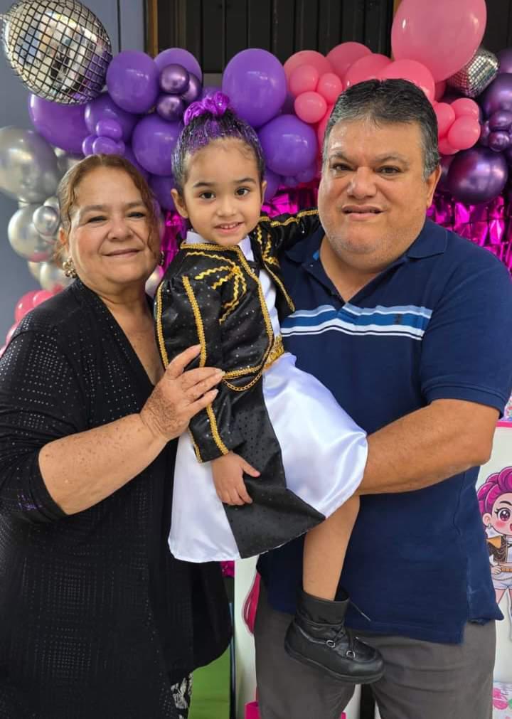 $!La cumpleañera entre sus abuelitos, Lorena Arias y Arturo Santana.