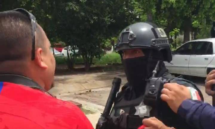 Agente de la PEP de Sinaloa agrede a un fotoperiodista en Culiacán.