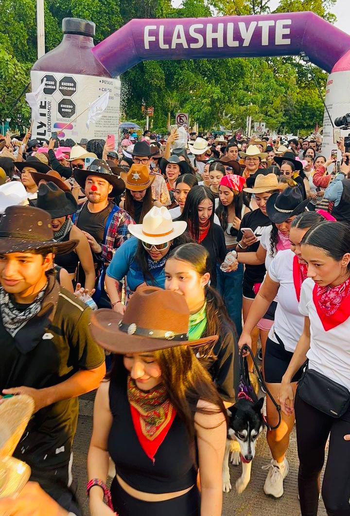 $!VaqueRun reúne a familias y jóvenes en una tarde de deporte, música y diversión en Culiacán