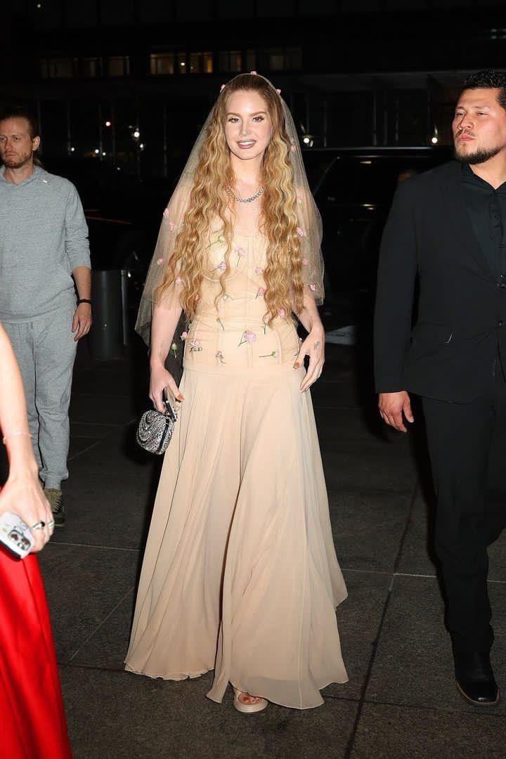 $!Lana del Rey de camino a la boda de Taylor Swift y Travis Kelce.