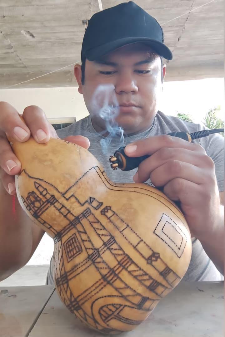 $!Juan de Dios crea artesanías que capturan la belleza de Rosario