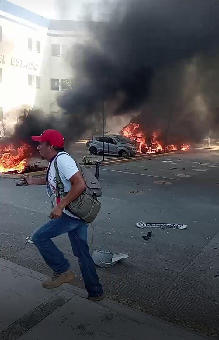 $!Normalistas de Ayotzinapa irrumpen en la sede de la Fiscalía de Guerrero
