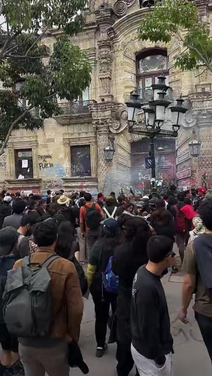 $!Reportan saqueos, bombas molotov e incendios en el Poder Judicial y Congreso de Jalisco