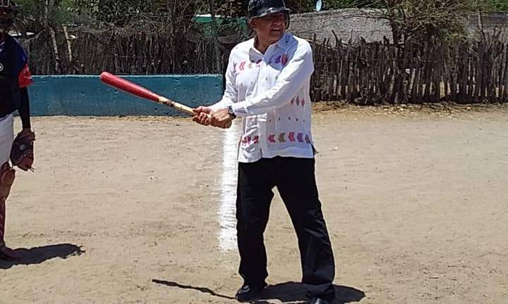 El Presidente en su turno al bat.