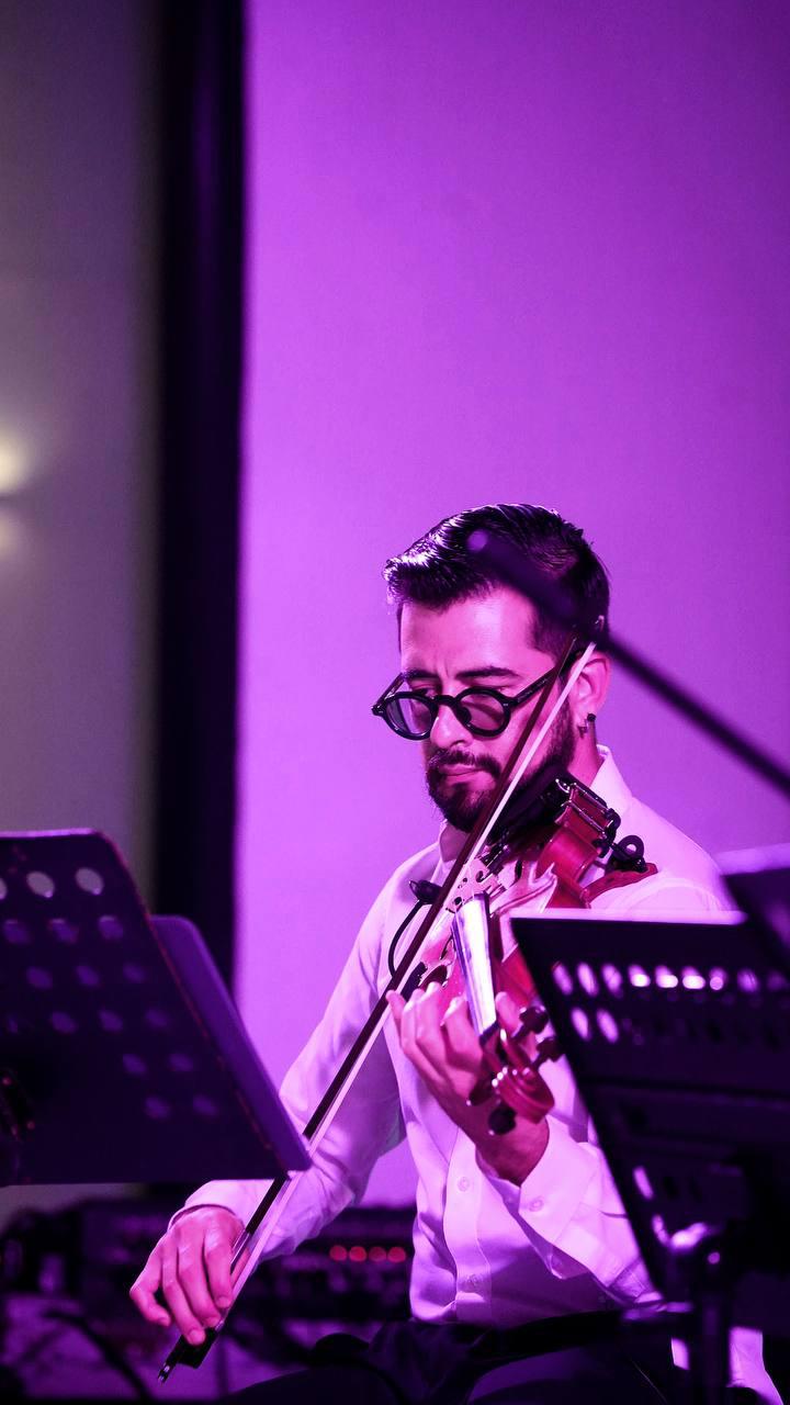 $!El violista mazatleco Israel Torres deleitó a los asistentes al evento con su música.