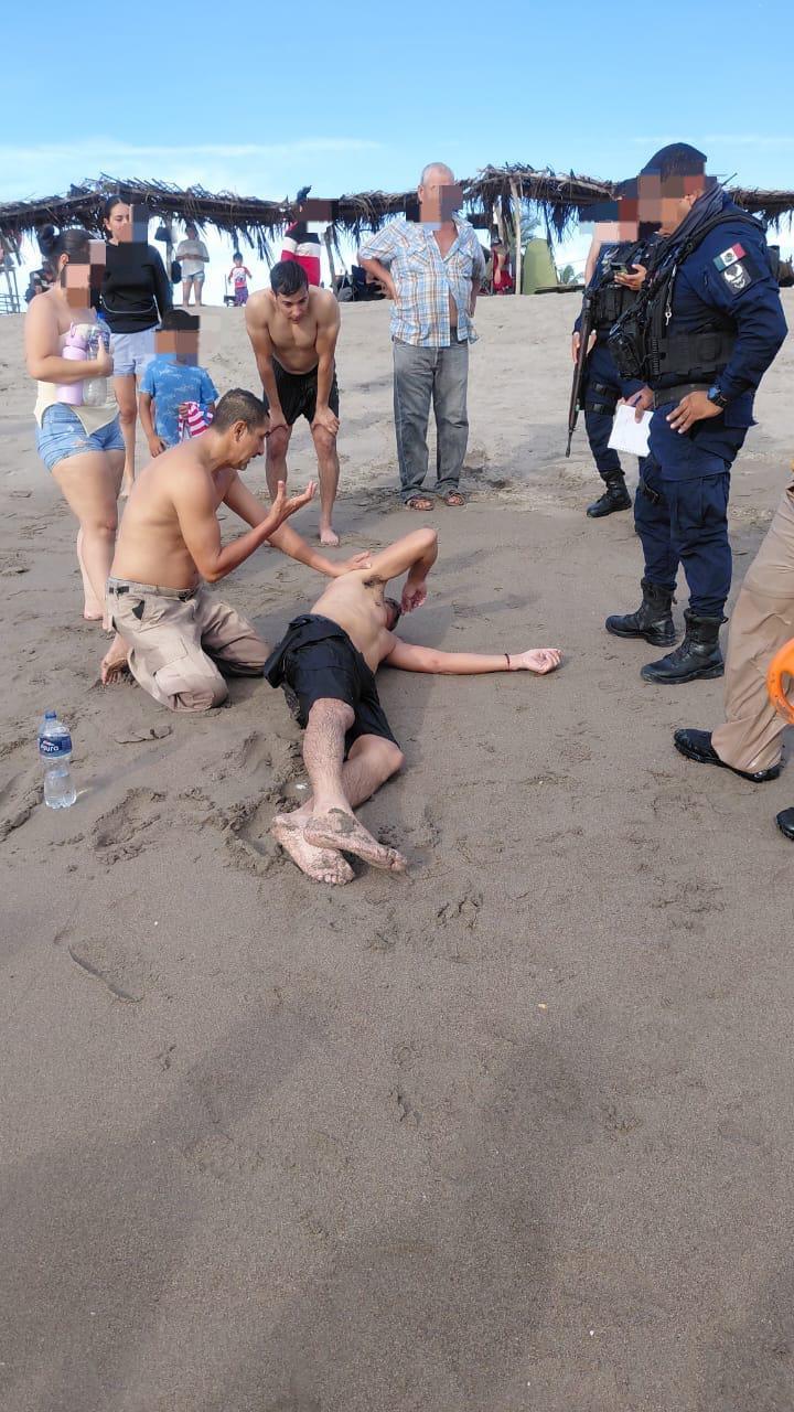 $!Rescatan a dos hombres del mar en Las Cabras, Escuinapa