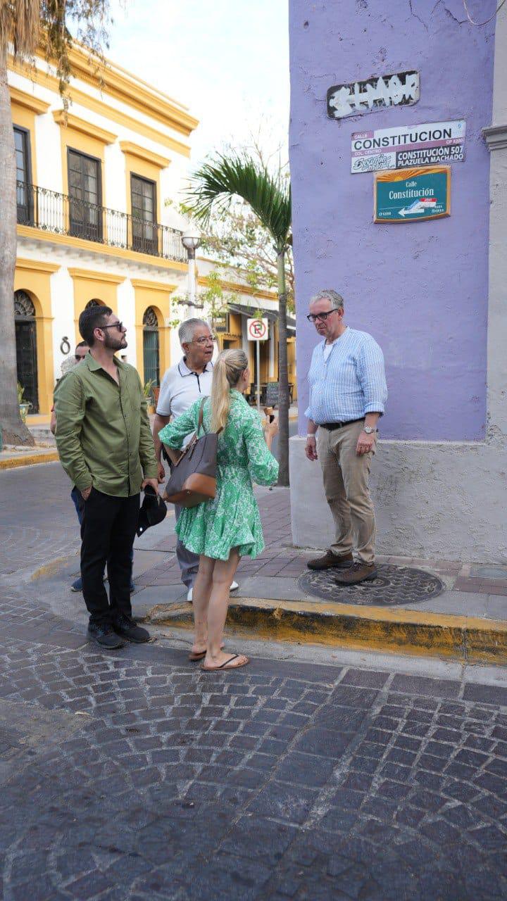 $!Muestran a comitiva alemana la historia del Centro Histórico de Mazatlán