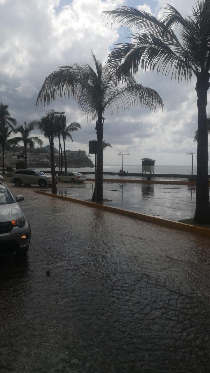 $!Cae fuerte lluvia acompañada de granizo en Mazatlán