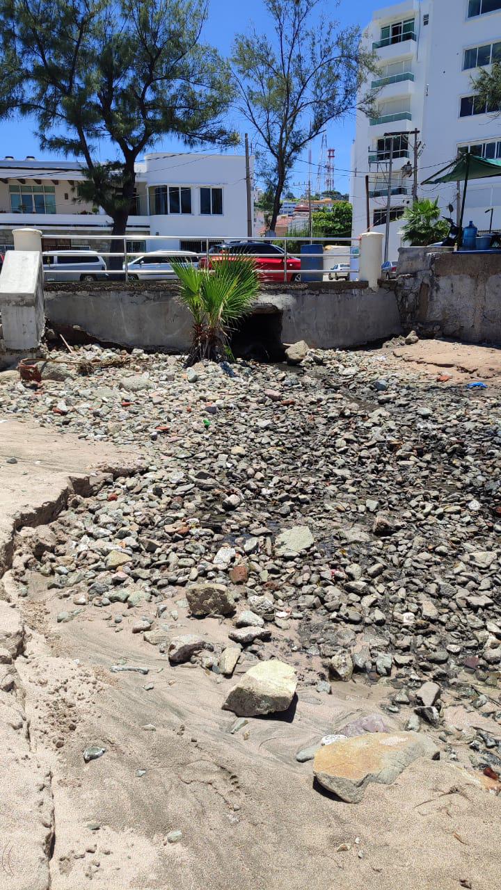 $!Por salud de quienes se bañan en Playa Pinitos, mazatlecos exigen que aguas negras no lleguen al mar