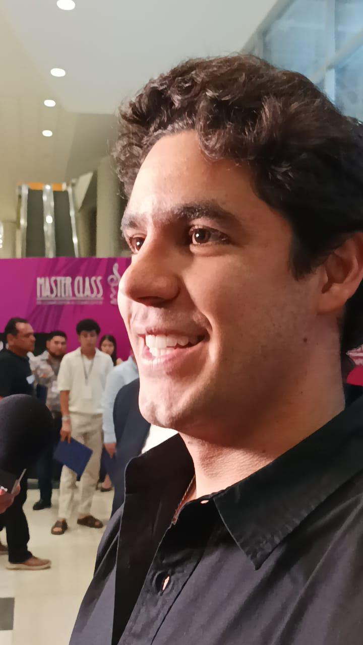 $!Desfilan compositores por la alfombra roja en la Máster Class en Mazatlán