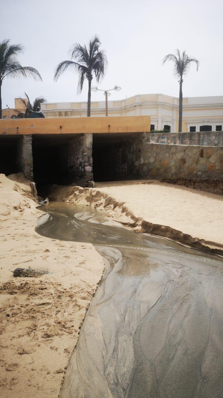 $!Caen aguas negras hacia el mar en Olas Altas, a horas de iniciar el periodo vacacional