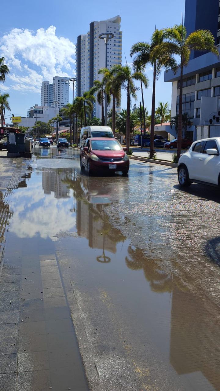 $!Fuga de agua derrama cientos de litros en la Zona Dorada de Mazatlán