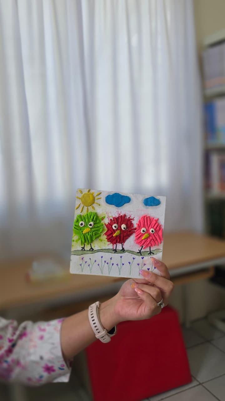 $!Los pequeños realizaron una actividad manual donde moldearon a los personajes utilizando plastilina y tenedores.