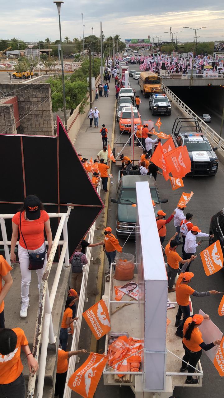 $!Simpatizantes de candidatos ‘inundan’ alrededores de la UAdeO por debate