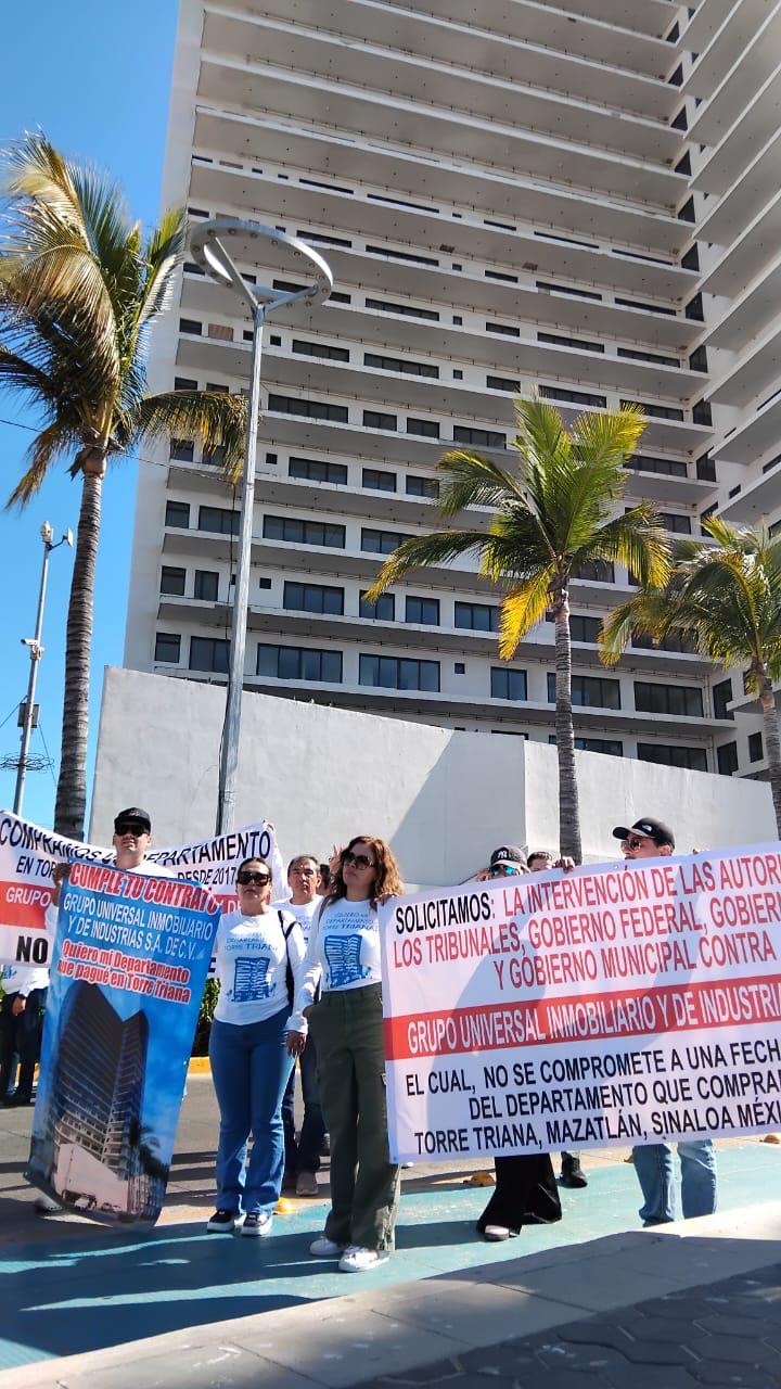 $!Bloquean paseo Claussen y exigen que torre entregue departamentos liquidados, en Mazatlán