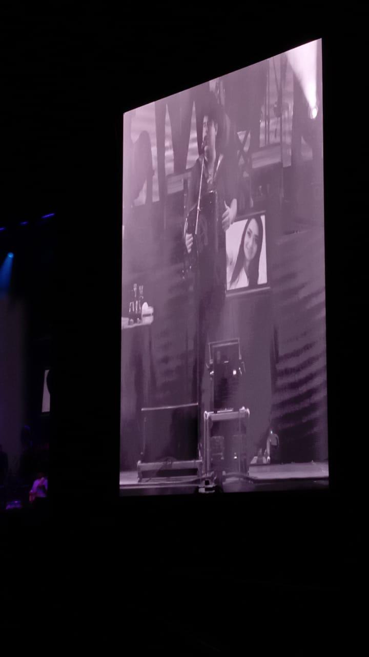 Dedica Alfredo Olivas concierto en Mazatlán a un fan que falleció