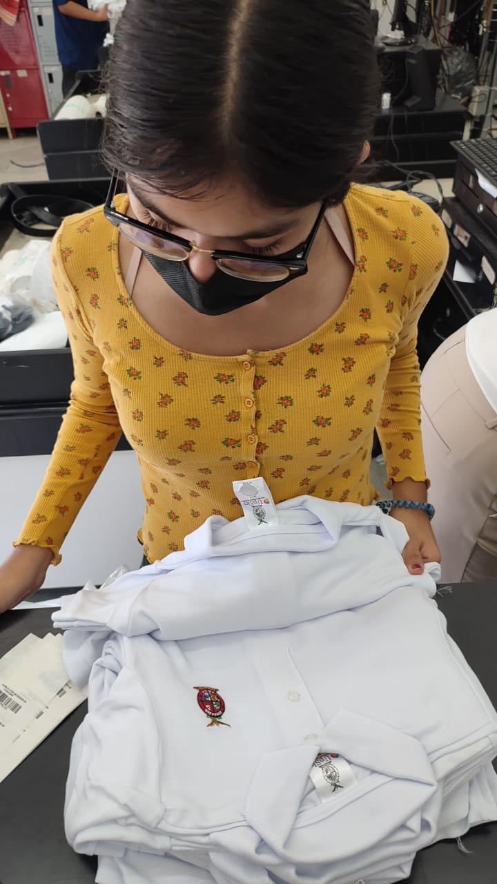 $!Arrecian compras de uniformes para jóvenes de bachillerato en Mazatlán; este lunes, el canje en nivel básico