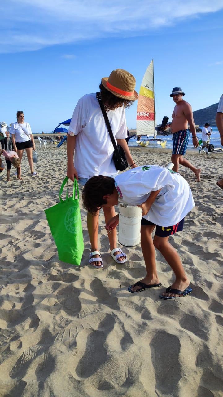 $!Honran en Mazatlán la memoria de Maité; limpian las playas en la zona hotelera