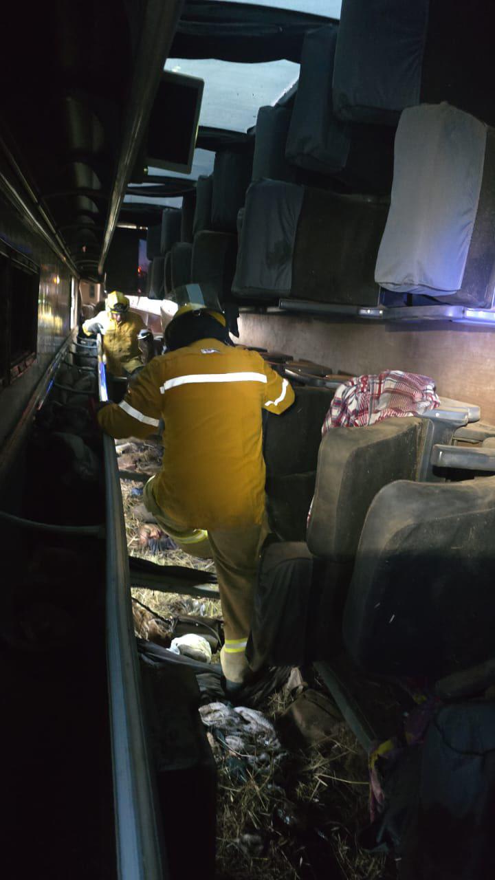 $!Al menos 10 muertos y 20 heridos deja volcadura en Pátzcuaro, Michoacán