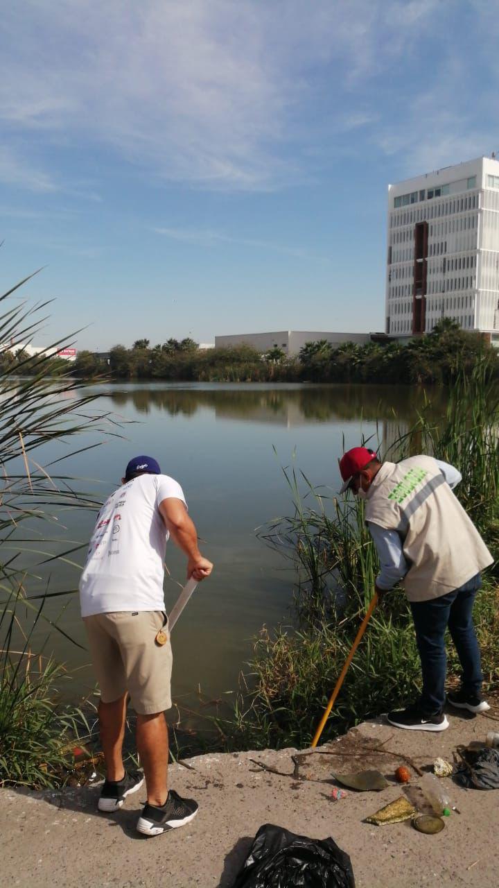 $!En Mazatlán limpian Laguna del Camarón; responsabilizan a indigentes de ensuciar